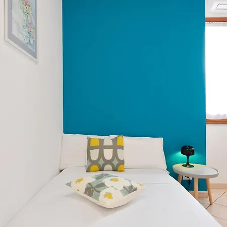 Colourful Flat 15 Min From The Colosseum アパート