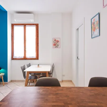 Colourful Flat 15 Min From The Colosseum アパート ローマ