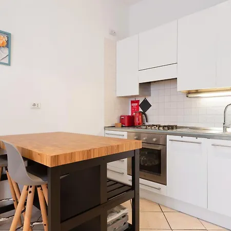 アパート Colourful Flat 15 Min From The Colosseum ローマ